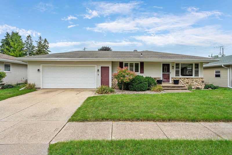415 S Midpark Dr, Appleton, WI 54915-3528