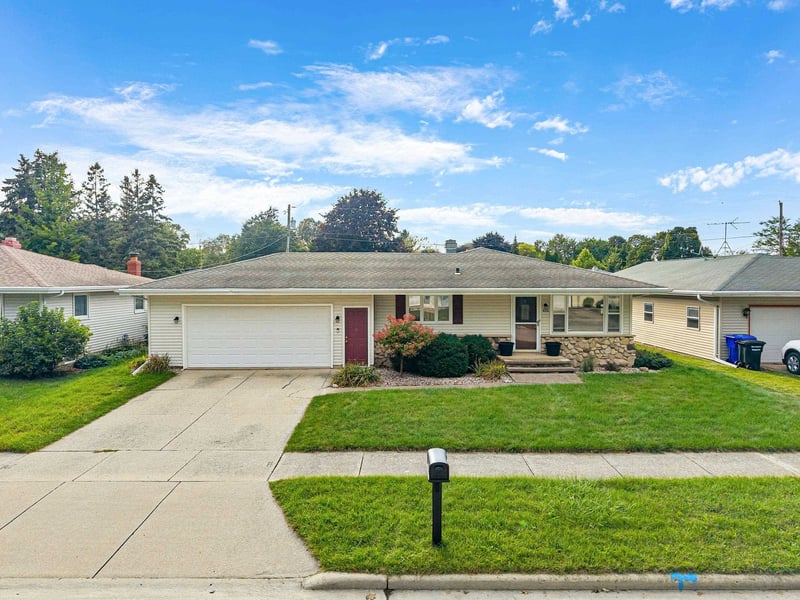 415 S Midpark Dr, Appleton, WI 54915-3528