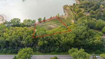 Leonard Point Rd #4, Oshkosh, WI 54904