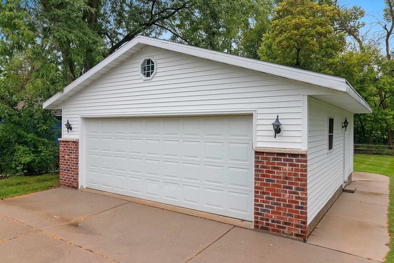 608 Woodside Dr, Seymour, WI 54165-1561