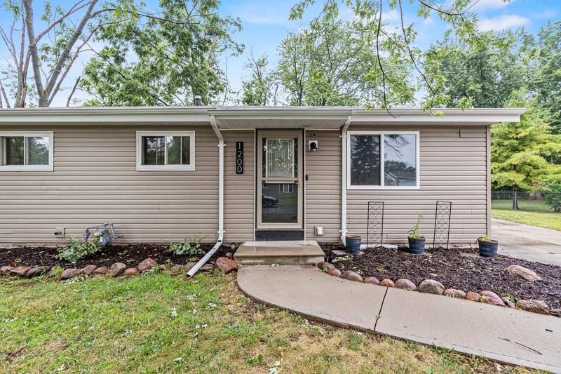 1200 Fieldcrest Dr, Menasha, WI 54952