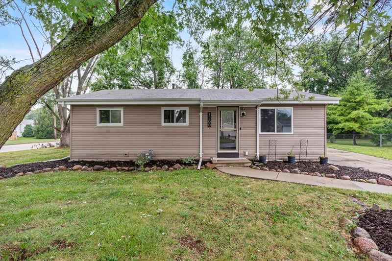1200 Fieldcrest Dr, Menasha, WI 54952