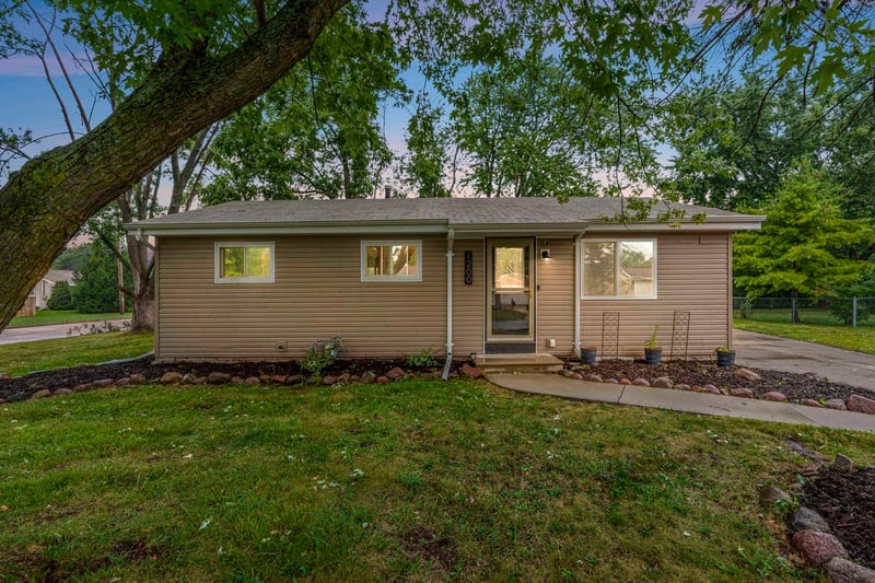 1200 Fieldcrest Dr, Menasha, WI 54952