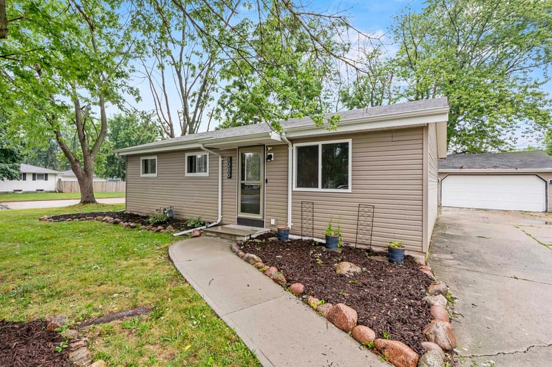 1200 Fieldcrest Dr, Menasha, WI 54952