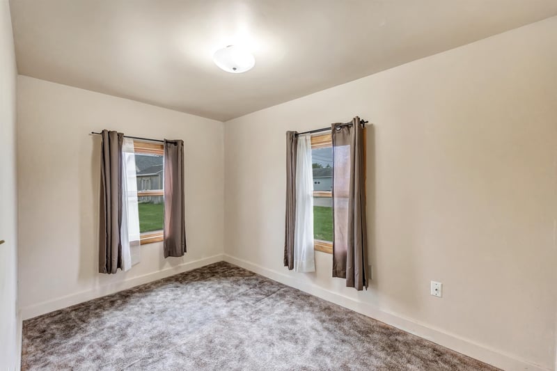 124 W Cecil St, Neenah, WI 54956