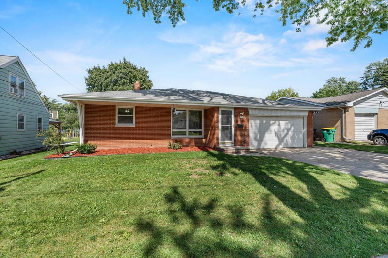 2027 Hillview Dr, Green Bay, WI 54302
