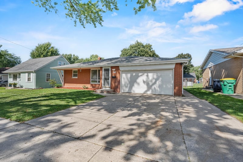 2027 Hillview Dr, Green Bay, WI 54302