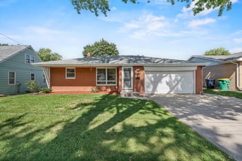 2027 Hillview Dr, Green Bay, WI 54302