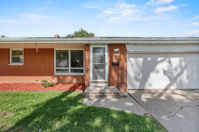 2027 Hillview Dr, Green Bay, WI 54302