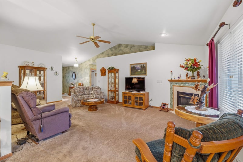 456 Wyldewood Dr #B, Oshkosh, WI 54904