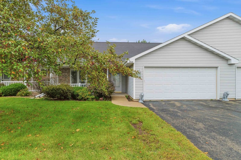 456 Wyldewood Dr #B, Oshkosh, WI 54904