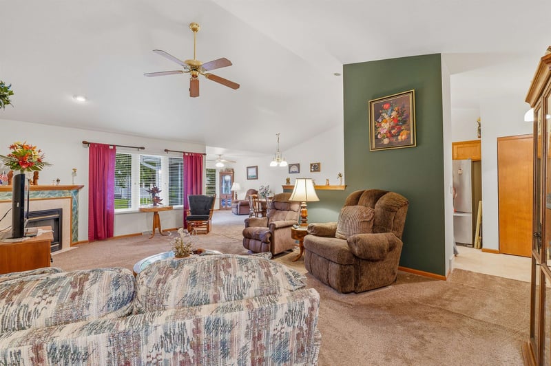 456 Wyldewood Dr #B, Oshkosh, WI 54904