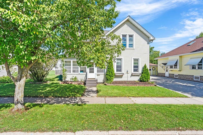 315 E Quincy St, New London, WI 54961-1944