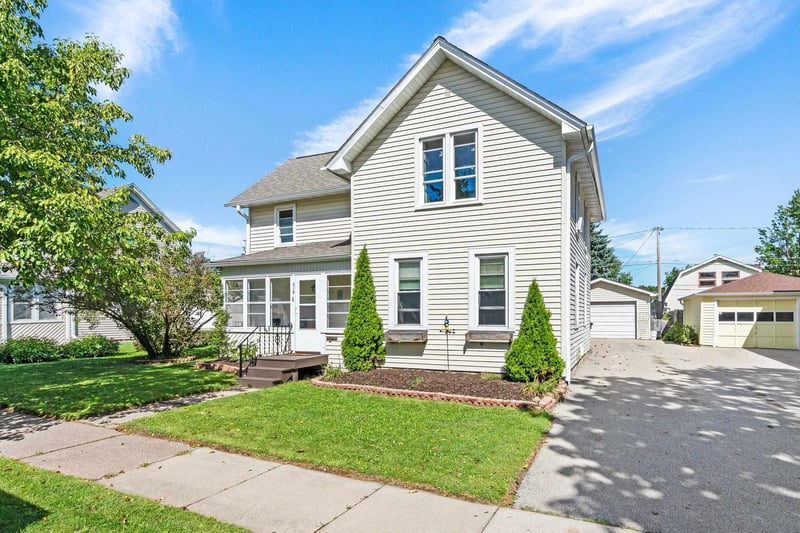 315 E Quincy St, New London, WI 54961-1944