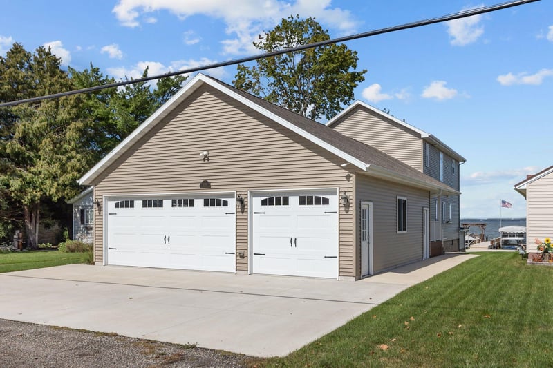 8388 Oconnells Resort Rd, Winneconne, WI 54986