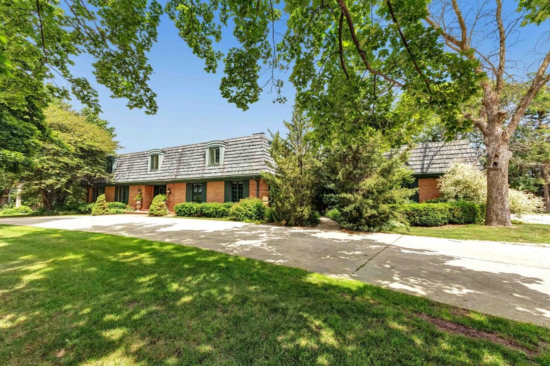 675 Sunset Cir, Green Bay, WI 54301-1345