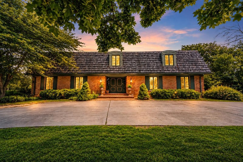 675 Sunset Cir, Green Bay, WI 54301-1345