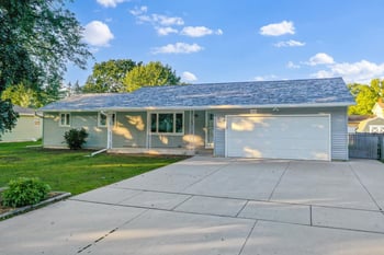 1194 April Ln, Green Bay, WI 54304-4169