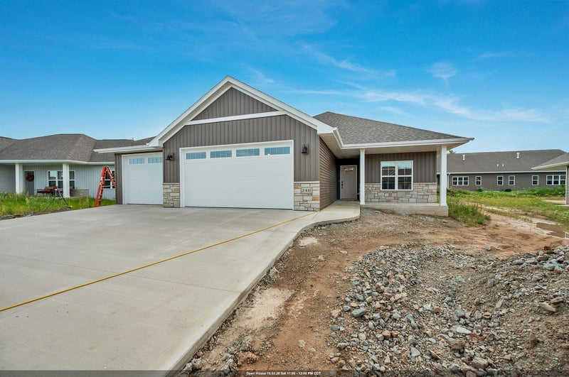 2411 Whispering Wind Ln, Green Bay, WI 54303