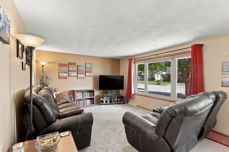 1815 Roosevelt St, Little Chute, WI 54140