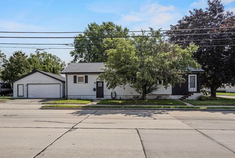 1222 Knapp St, Oshkosh, WI 54902
