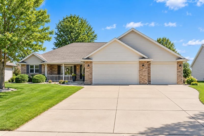 1188 Stillwater Ct, Green Bay, WI 54313