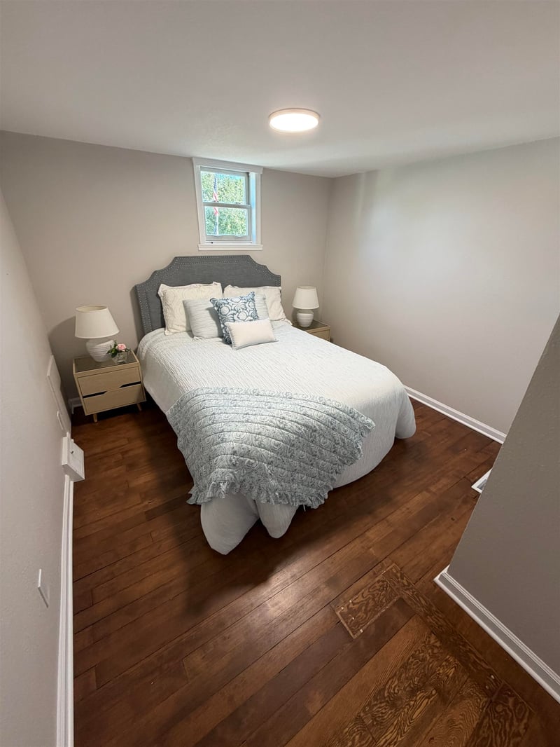 8 S 5th St, Winneconne, WI 54986-9581