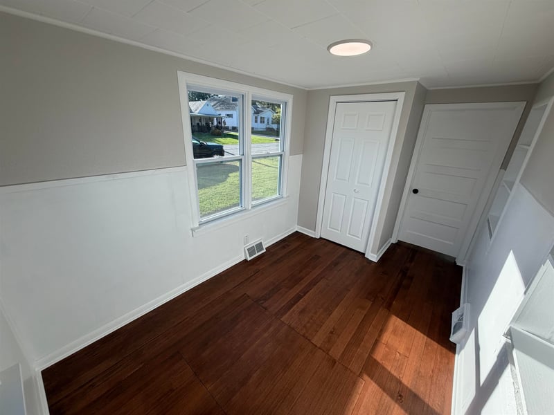 8 S 5th St, Winneconne, WI 54986-9581