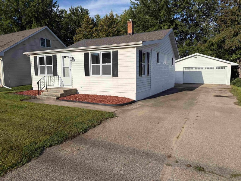 8 S 5th St, Winneconne, WI 54986-9581