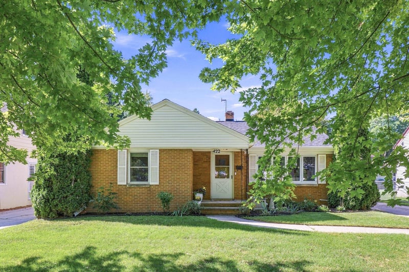 422 E Mission Rd, Green Bay, WI 54301-1867