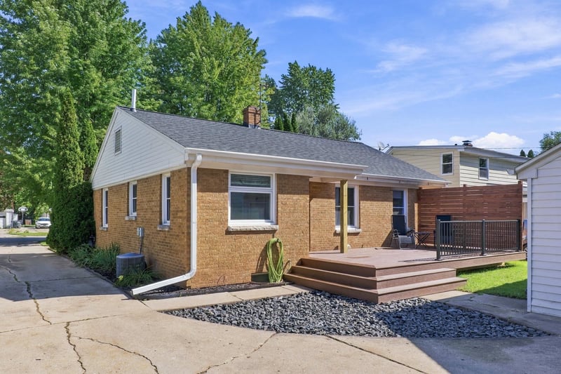 422 E Mission Rd, Green Bay, WI 54301-1867
