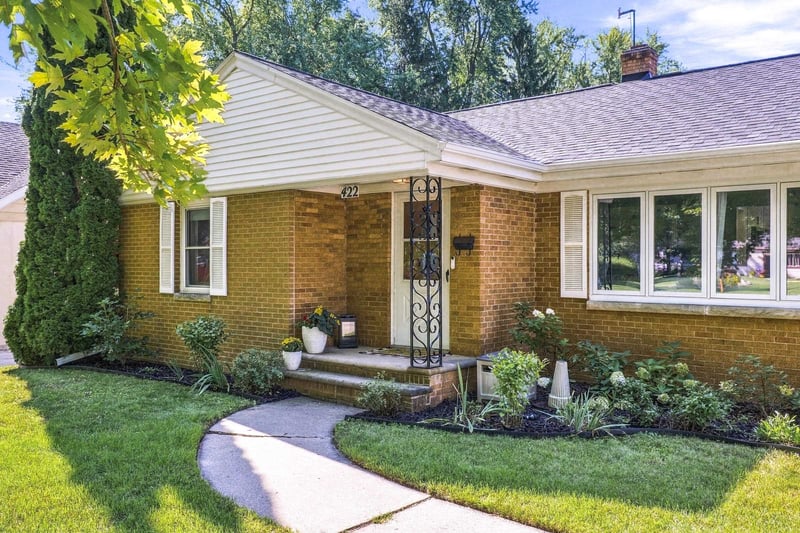 422 E Mission Rd, Green Bay, WI 54301-1867