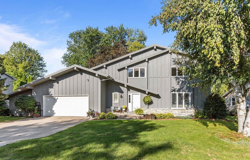 1211 Lynrose Ln, Neenah, WI 54956-4277