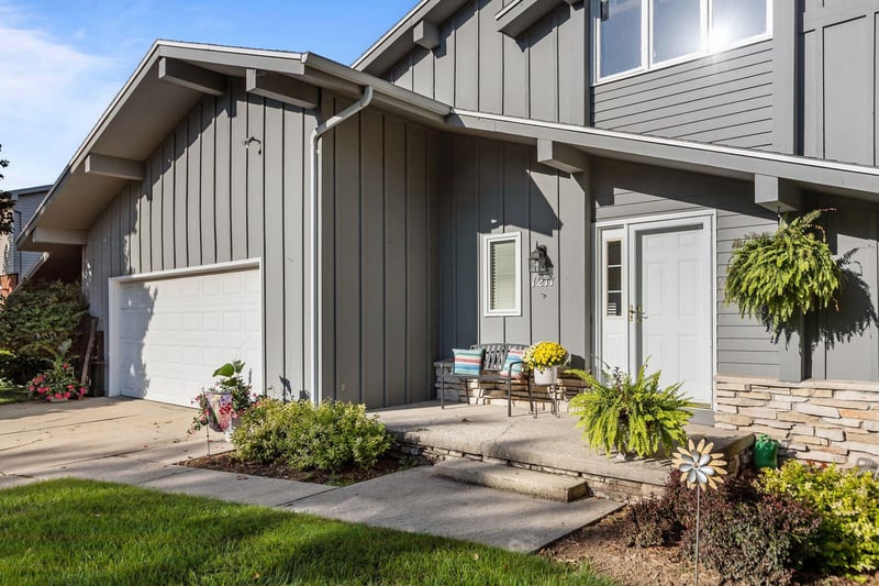 1211 Lynrose Ln, Neenah, WI 54956-4277