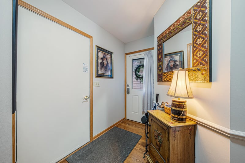 806 E River Dr, Omro, WI 54963