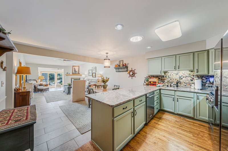 806 E River Dr, Omro, WI 54963