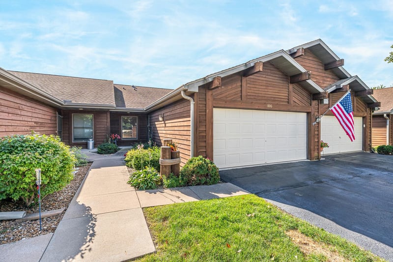 806 E River Dr, Omro, WI 54963