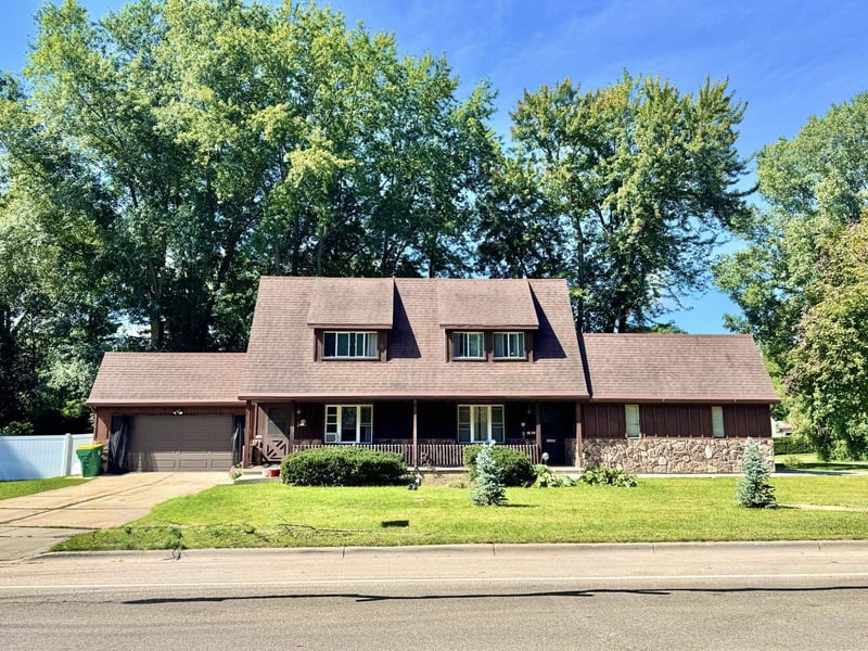 1940 Wood Ln, Green Bay, WI 54304-1948