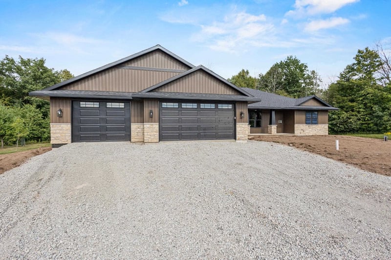 6157 Bay Hill Ct, Luxemburg, WI 54217