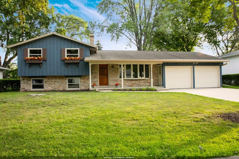 1255 April Ln, Green Bay, WI 54304-4038
