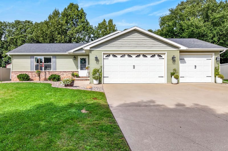 W6360 Goose Creek Cir, Greenville, WI 54942