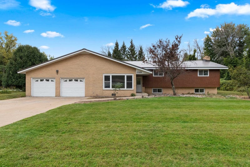 1529 Lakeview Dr, Green Bay, WI 54313