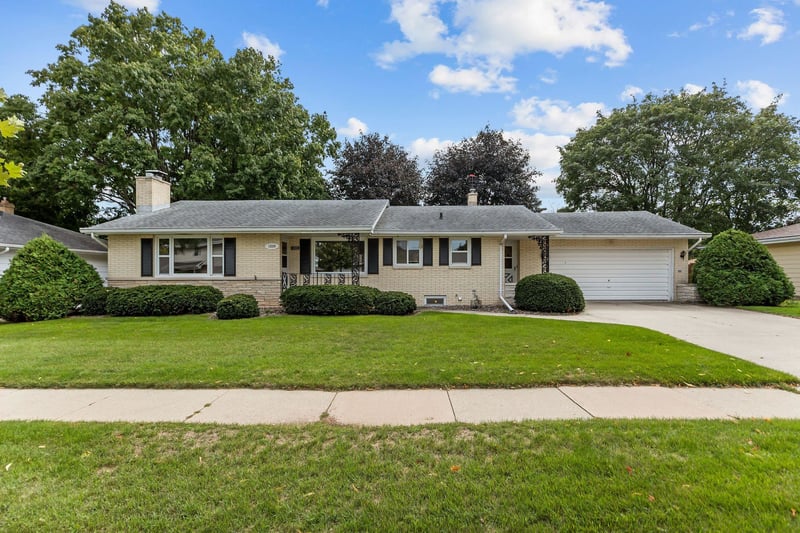 1229 E Pershing St, Appleton, WI 54911