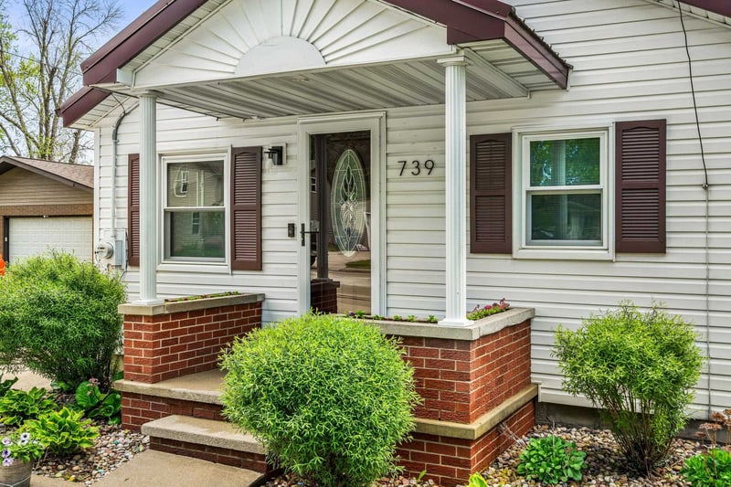 739 Park St, Wrightstown, WI 54180-1017