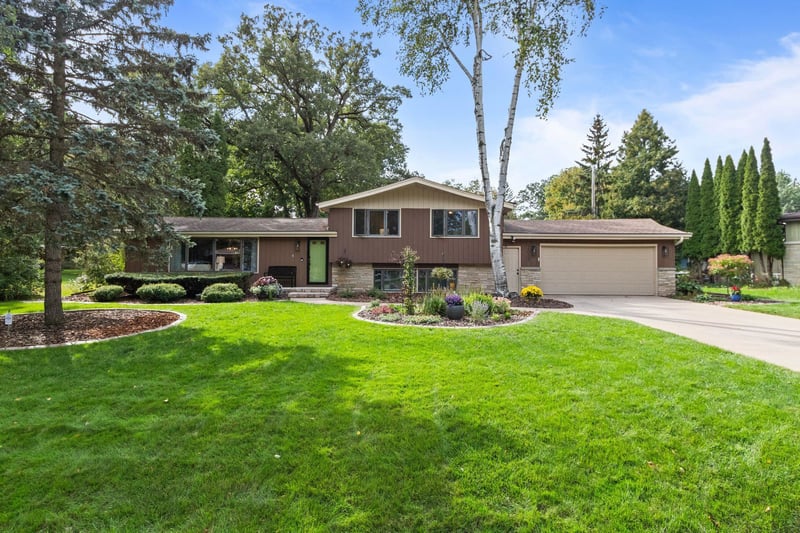 2663 Woodcrest Dr, Neenah, WI 54956