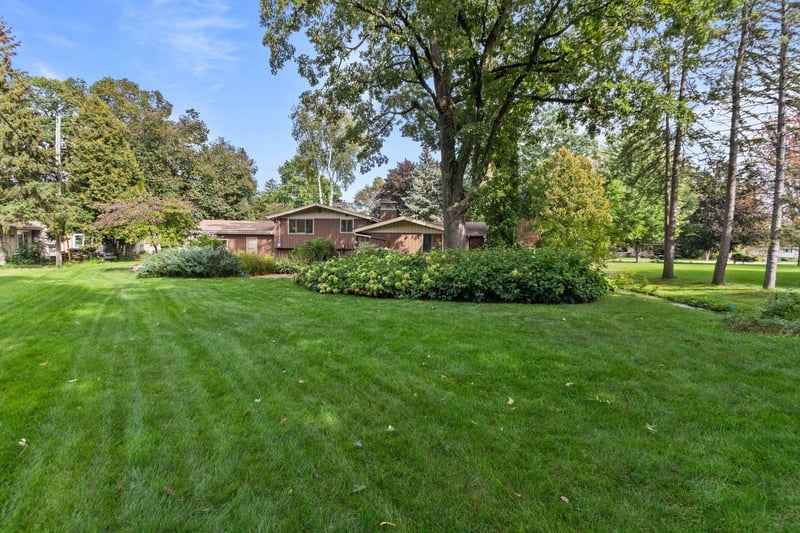 2663 Woodcrest Dr, Neenah, WI 54956