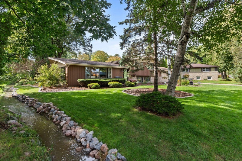2663 Woodcrest Dr, Neenah, WI 54956