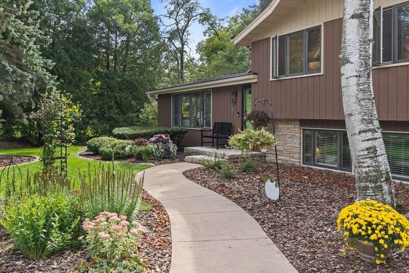 2663 Woodcrest Dr, Neenah, WI 54956