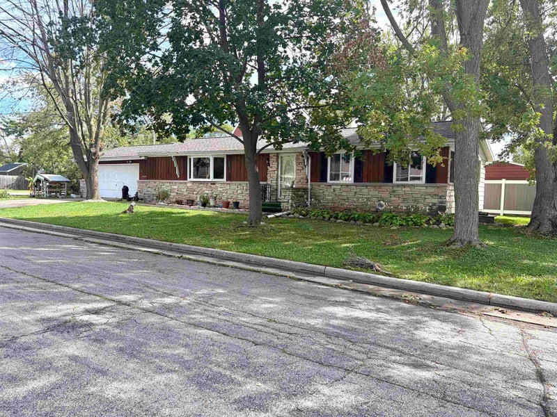 241 Butte Des Morts Dr, Menasha, WI 54952-2215