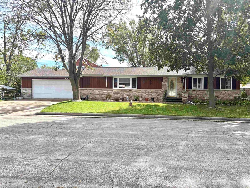 241 Butte Des Morts Dr, Menasha, WI 54952-2215